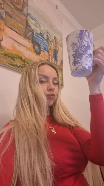Full leaked Stefani nurding private photo
