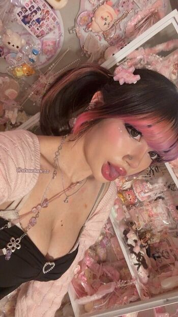 Full leaked Strawbarizz private photo