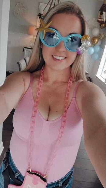 Full leaked Tatted blonde bombshell private photo