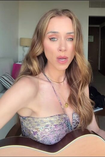 Full leaked Una healy private photo
