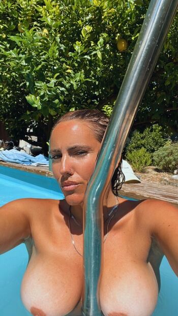 Full leaked Vickybatok private photo