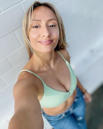 Violeta Dee