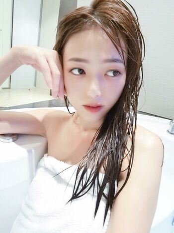 Full leaked Yiyi page private photo