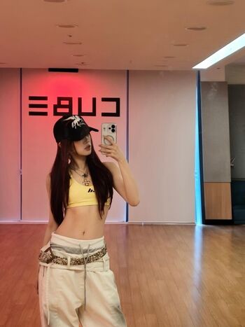 Full leaked Yuqi page private photo