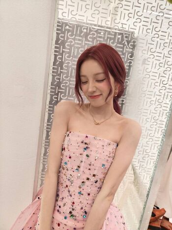 Full leaked Yuqi page private photo