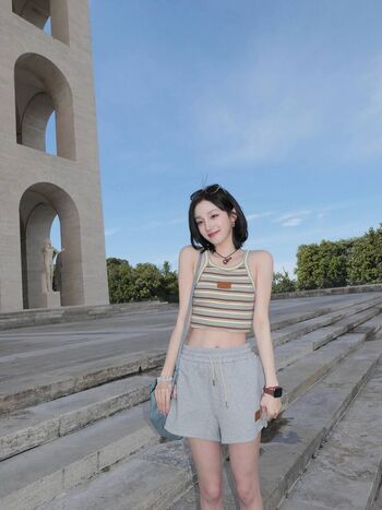 Full leaked Yuqi page private photo