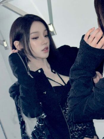 Full leaked Yuqi page private photo