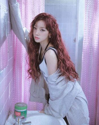 Full leaked Yuqi page private photo