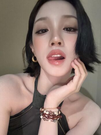 Full leaked Yuqi page private photo