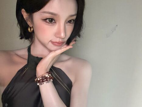 Full leaked Yuqi page private photo