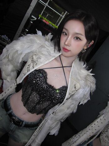Full leaked Yuqi page private photo