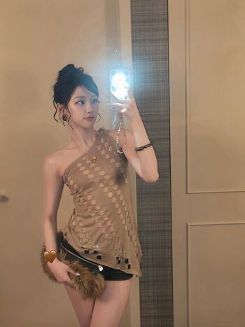 Full leaked Yuqi private photo