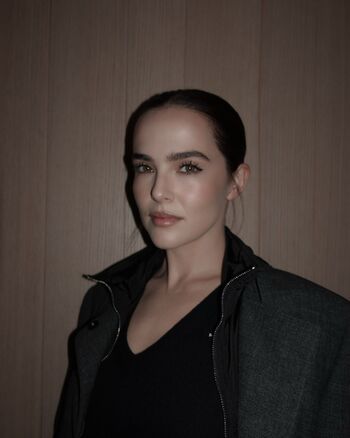 Full leaked Zoey deutch page private photo