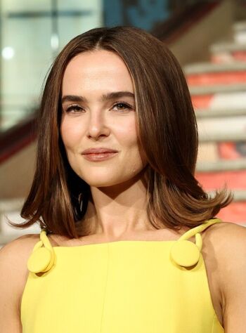 Full leaked Zoey deutch page private photo